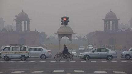 Un nuage de pollution envahit New Delhi en janvier 2016. (Tsering Topgyal/AP/SIPA)