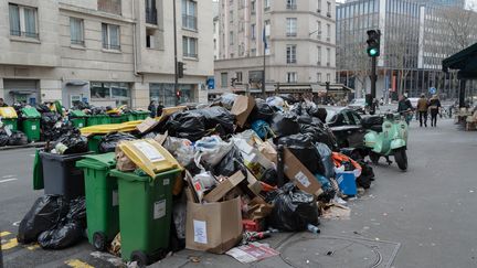 À Paris, des éboueurs en grève contre la réforme des retraites ont été réquisitionnés pour ramasser les déchets dans la capitale. Photo d'illustration. (SYLVIE LEFORT  / MAXPPP)