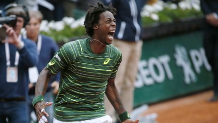 Ga&euml;l Monfils c&eacute;l&egrave;bre sa victoire lors du 3e tour contre Pablo Cuevas &agrave; Roland-Garros, le 29 mai 2015, &agrave; Paris. (PATRICK KOVARIK / AFP)