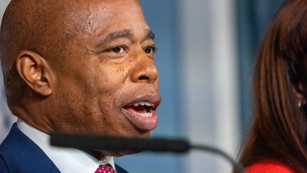 Le maire de New York, Eric Adams, photographié lors d'une conférence de presse le 14 novembre 2023. (SPENCER PLATT / GETTY IMAGES / AFP)