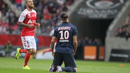 Ibrahimovic à genoux, comme un signe d'impuissance pour le PSG (CITIZENSIDE/ELYXANDRO CEGARRA / CITIZENSIDE.COM)