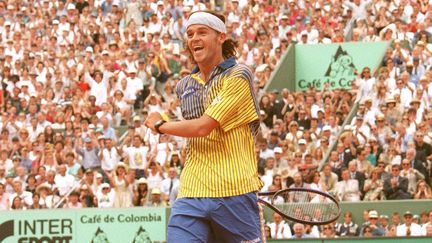 L'éternelle joie de Gustavo Kuerten lors de sa première campagne victorieuse à Roland-Garros, le 8 juin 1997. (ERIC FEFERBERG / AFP)