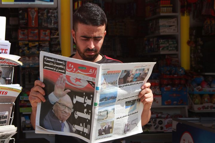 Un Tunisien prend connaissance, le 26 juillet 2019, des dernières nouvelles après le décès, la veille, du président Béji Caïd Essebsi à l'âge de 92 ans. (MOHAMED HAMMI/SIPA)