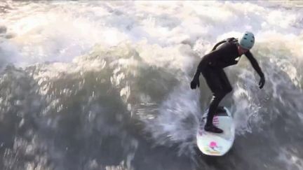 Loisirs : des amateurs de glisse surfent sur une rivière (France 2)