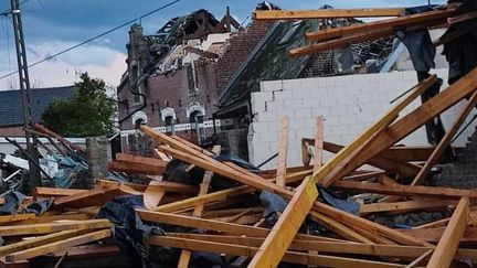 Plusieurs dizaines de maisons ont perdu leur toiture&nbsp;à Bihucourt (Pas-de-Calais). (ALICE MAROT / RADIO FRANCE)