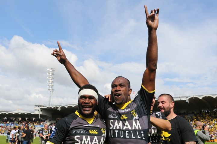 La alegría de Levani Botia (izquierda) y Sireli Bobo durante la última subida de La Rochelle, 25 de mayo de 2014 contra Agen.  Nueve años después, Botia sigue siendo un ejecutivo del club.  (NICOLÁS TUCAT/AFP)