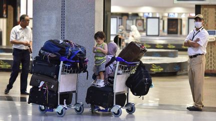 Des passagers à l'aéroport de Casablanca au Maroc, le 15 juin 2021. (JALAL MORCHIDI / ANADOLU AGENCY / AFP)