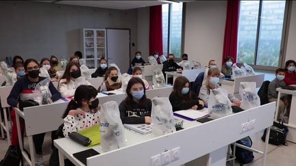 Malgré la cinquième vague qui sévit en France, le gouvernement a décidé d'assouplir le protocole sanitaire dans les écoles. (CAPTURE ECRAN FRANCE 2)