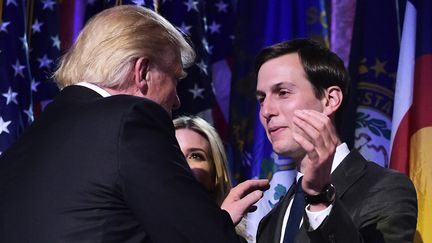 Jared Kushner avec son beau-père, Donald Trump, le 9 novembre 2016 à New York (Etats-Unis), lors de sa victoire à l'élection présidentielle américaine. (MANDEL NGAN / AFP)