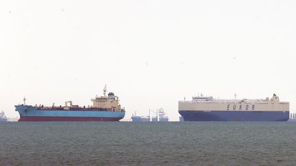 Plus de 200 navires sont bloqués par l'interruption du trafic dans le canal de Suez (26 mars 2021). (KHALED ELFIQI / EPA)