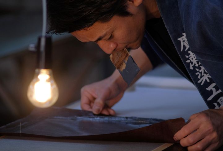 Yuichi Hirose, artisan teinturier, dans son atelier à Tokyo, 2018
 (Kazuhiro NOGI / AFP)