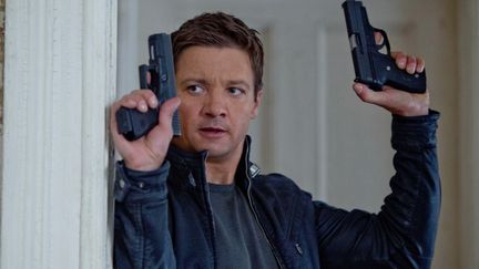 L'agent Aaron Cross (Jeremy Renner) est traqu&eacute; dans "Jason&nbsp;Bourne :&nbsp;l'h&eacute;ritage", mais il sait se d&eacute;fendre.&nbsp; (KOBAL / THE PICTURE DESK / AFP)