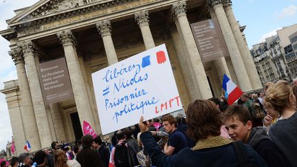 Des soutiens &agrave; Nicolas Buss, jeune militant de la Manif pour tous condamn&eacute; &agrave; deux mois de prison ferme, le 21 juin 2013 devant le Panth&eacute;on, &agrave; Paris.&nbsp; (PIERRE ANDRIEU / AFP)