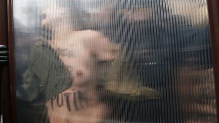 Une militante Femen est arr&ecirc;t&eacute;e lors d'une manifestation contre le pr&eacute;sident russe Vladimir Poutine &agrave; Bruxelles (Belgique), le 28 janvier 2014. (FRANCOIS LENOIR / REUTERS)