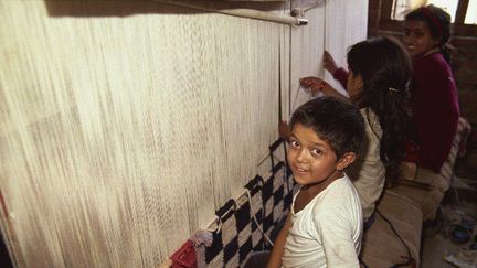 Katmandou (Népal). Jeunes enfants travaillant seize heures par jour à la fabrication de tapis.
 (ALISON WRIGHT / ROBERT HARDING HERITAGE / ROBERT HARDING)