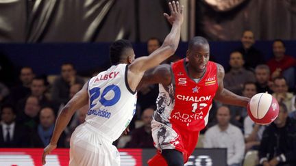 Andrew Albicy (Paris-Levallois) défend sur Steed Tchicamboud (Chalon) (FRANCOIS GUILLOT / AFP)