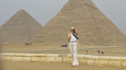 La Première dame américaine Melania Trump devant la pyramide de Gizeh, en Egypte, le 6 octobre 2018. (KHALED DESOUKI / AFP)