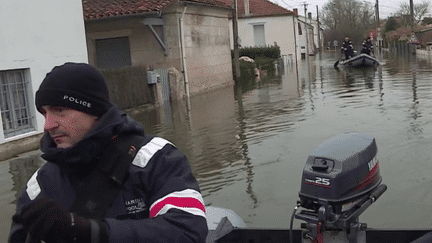 En Charente-Maritime, de nombreuses maisons ont été évacuées en raison des inondations, ce qui est une aubaine pour les cambrioleurs. Dans plusieurs communes inondées, les forces de l'ordre patrouillent en bateau pour sécuriser les lieux.