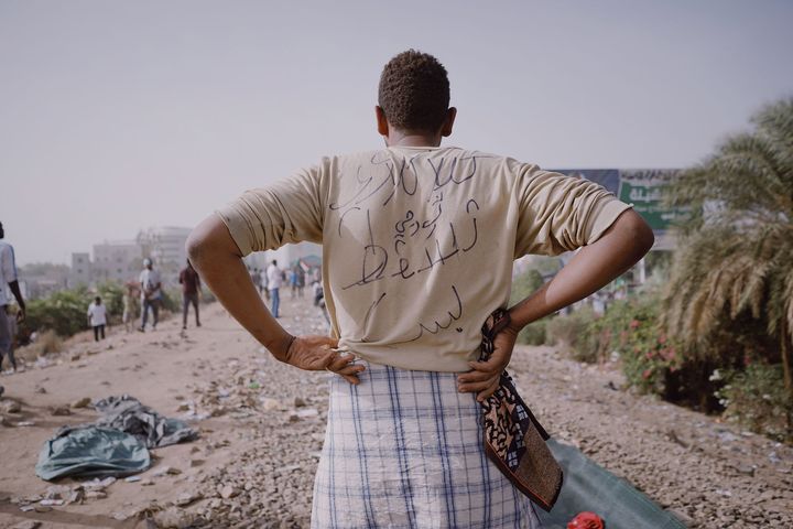 Muhammad Salah. Un manifestant dont l'inscription au dos de sa chemise signifie "Un révolutionnaire de Kalakla, une chute, c'est tout" ; il se tient sur la ligne ferroviaire centrale de Khartoum qui faisait partie de la zone de sit-in du QG de l'armée. Khartoum, Soudan, 13 avril 2019. (-)