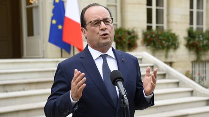 Fran&ccedil;ois Hollande lors d'une conf&eacute;rence de presse devant la pr&eacute;fecture de C&ocirc;te-d'Or, le 23 juillet 2015. (BERTRAND GUAY / AFP)