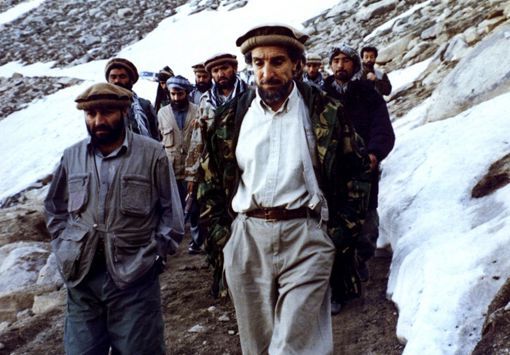 Le commandant ​Ahmad Chah Massoud marchant avec un autre responsable moudjahidine, Abdul Haq, dans le nord-est de l'Afghanistan, à une date non précisée.  (AFP)