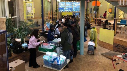 Une distribution alimentaire à destination des étudiants, organisée par l'association Cop1 Solidarités étudiantes, le 14 janvier 2023 à Paris. (THEO UHART / FRANCEINFO)