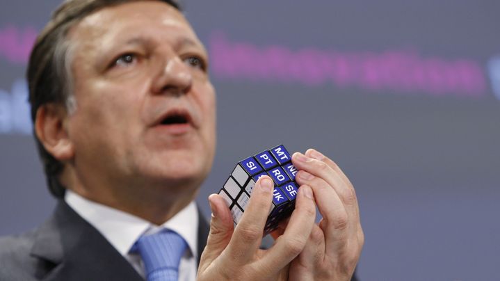 Le pr&eacute;sident de la Commission europ&eacute;enne, Jos&eacute; Manuel Barroso, r&eacute;alise un Rubik's Cube avec les initiales des pays de l'Union europ&eacute;enne, le 12 novembre 2009. (FRANCOIS LENOIR / REUTERS)