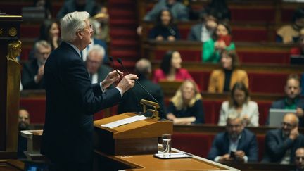 Michel Barnier, annonce l'utilisation du 49.3 pour le vote du budget de la sécurité sociale, dans l'hémicycle, avec les députés à l'Assemblée nationale, Palais Bourbon à Paris, France, 2 décembre 2024. (EDOUARD MONFRAIS-ALBERTINI / HANS LUCAS / AFP)