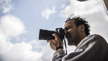 Le photojournaliste égyptien Mahmoud Abu Zeid, connu sous le nom de Shawkan, chez lui, dans la capitale du Caire, le 4 mars 2019, jour de&nbsp;sa libération de prison où il a passé six ans. (KHALED DESOUKI / AFP)