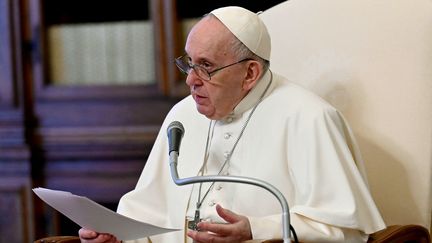 Le pape François lors d'une audience privée au Vatican, le 28 avril 2021. (VATICAN MEDIA / AFP PHOTO)