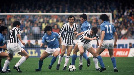 Michel Platini face à Diego Maradona, deux N.10 de génie sous le maillot respectivement de la Juventus et de Naples (MALANCA  ETTORE/SIPA)