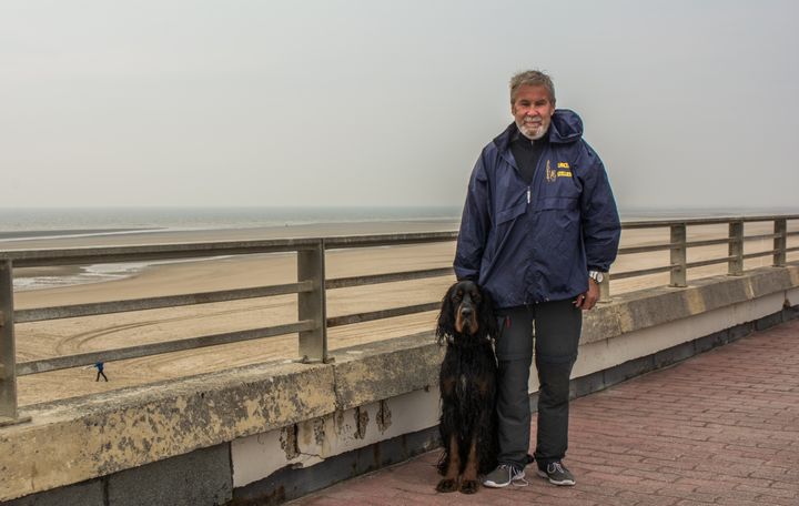 Fabrice Gosselin, du&nbsp;Collectif contre la prolifération des phoques,&nbsp;sur une plage du Touquet (Pas-de-Calais), le 24 mai 2018. (MATHILDE GOUPIL / FRANCEINFO)