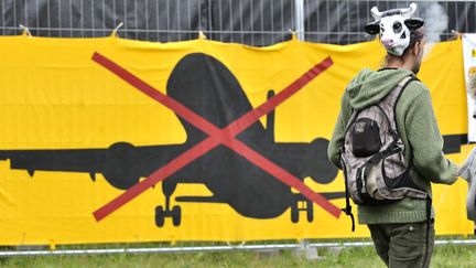 Un opposant &agrave; l'a&eacute;roport de Notre-Dame-des-Landes (Loire-Atlantique), le 5 juillet 2014. (  MAXPPP)