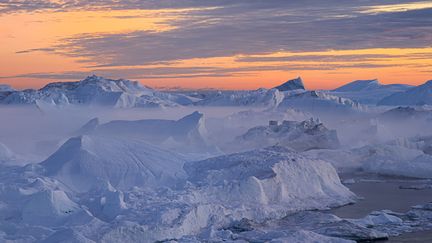 Une élévation du niveau de la mer de plus de 3 mètres, due à une augmentation de la taille de la calotte glaciaire, a contraint les Vikings à fuir le Groenland. (Illustration paysage du Groenland) (500PX ASIA / GETTY IMAGES)