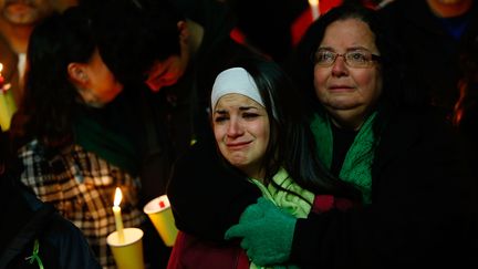 La m&egrave;re et la s&oelig;ur de Victoria Soto, institutrice &agrave; l'&eacute;cole de Sandy Hook, &agrave; Newtown, dans le Connecticut (Etats-Unis) lors d'une veill&eacute;e en hommage aux victimes de la tuerie, le 15 d&eacute;cembre 2012 &agrave; Stratford. (JARED WICKERHAM / GETTY IMAGES / AFP)