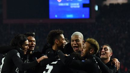 Les joueurs du PSG s'enlacent après avoir inscrit un but sur le terrain de l'Etoile Rouge de Belgrade, lors d'un match de Ligue des champions, le 11 décembre 2018. (ANDREJ ISAKOVIC / AFP)