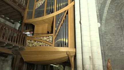 L'orgue en forme de coque de bateau de la basilique Saint-Sauveur à Rocamadour. (France 3 Midi-Pyrénées / P. Hoareau)