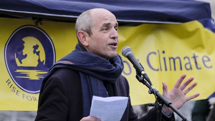 Le député européen&nbsp;socialiste&nbsp;Pierre Larrouturou tient un discours lors d'un rassemblement à Bruxelles, en Belgique, le 22 novembre 2020. (JULIEN WARNAND / EPA / MAXPPP)