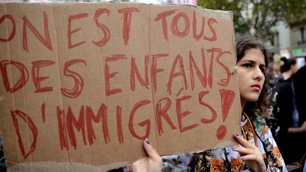 Une lyc&eacute;enne manifeste le 18 octobre 2013 &agrave; Paris pour r&eacute;clamer le retour de Leonarda.&nbsp; (DENIS PREZAT / CITIZENSIDE / AFP)