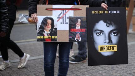 Des fans de Michael Jackson manifestent à Londres, le 6 mars 2019.&nbsp; (YUI MOK / MAXPPP)