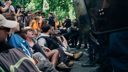 Les CRS face aux militants écologistes, vendredi 28 juin, sur le pont de Sully à Paris. (MATHIAS ZWICK / HANS LUCAS)