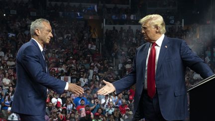 L'ancien candidat républicain à la présidentielle Robert F. Kennedy Jr. et le candidat républicain à la présidentielle, Donald Trump, lors d'un meeting le 23 août 2024 à Glendale, en Arizona. (REBECCA NOBLE / GETTY IMAGES NORTH AMERICA)