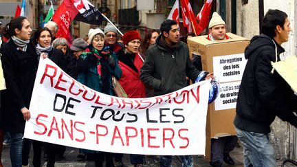 Une mobilisation pour la r&eacute;gularisation des sans-papiers &agrave; Perpignan (Pyr&eacute;n&eacute;es-Orientales), le 30 novembre 2013. (  MAXPPP)