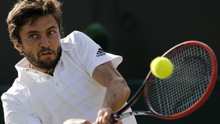 Gilles Simon lors de son match contre Tomas Berdych, le 6 juillet 2015, lors des huiti&egrave;mes de finale du tournoi de Wimbledon (Royaume-Uni). (ADRIAN DENNIS / AFP)