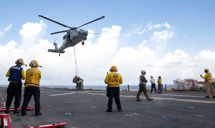 Des vivres sont acheminés sur un navire de la marine américaine, le 28 septembre 2017, à destination de Porto Rico.&nbsp; (RYRE ARCIAGA / US NAVY / REUTERS)