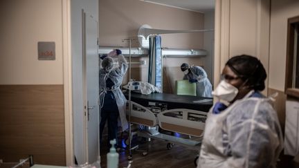 Une désinfection de chambre à l'hôpital Saint-Louis, à Paris, le 28 mai 2020. (MARTIN BUREAU / AFP)