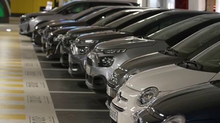 Rendre une voiture de location est toujours un moment un peu stressant. Lorsqu'un tour du véhicule est réalisé pour vérifier son état, on peut craindre que des petits chocs ou des rayures soient constatés alors qu’ils étaient déjà là avant. Mais, un nouveau système basé sur l’intelligence artificielle (IA) permet de régler ce problème. (France 2)