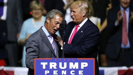 Donald Trump et son conseiller Nigel Farage lors de la campagne présidentielle américaine (JONATHAN BACHMAN / GETTY IMAGES NORTH AMERICA)