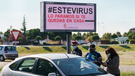 Un contrôle de police à Leon, dans le nord de l'Espagne, le 7 octobre 2020. Les habitants de cette municipalité, comme à Madrid et dans 9 autres communes, ne peuvent plus quitter le territoire municipal sauf en cas d'urgence. (CESAR MANSO / AFP)