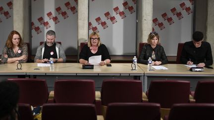 Des représentants de la CGT, de Solidaires, de FO et de La voix lycéenne lors d'une conférence de presse au siège de la CGT à Montreuil (Seine-Saint-Denis), le 13 octobre 2022.&nbsp; (STEPHANE DE SAKUTIN / AFP)